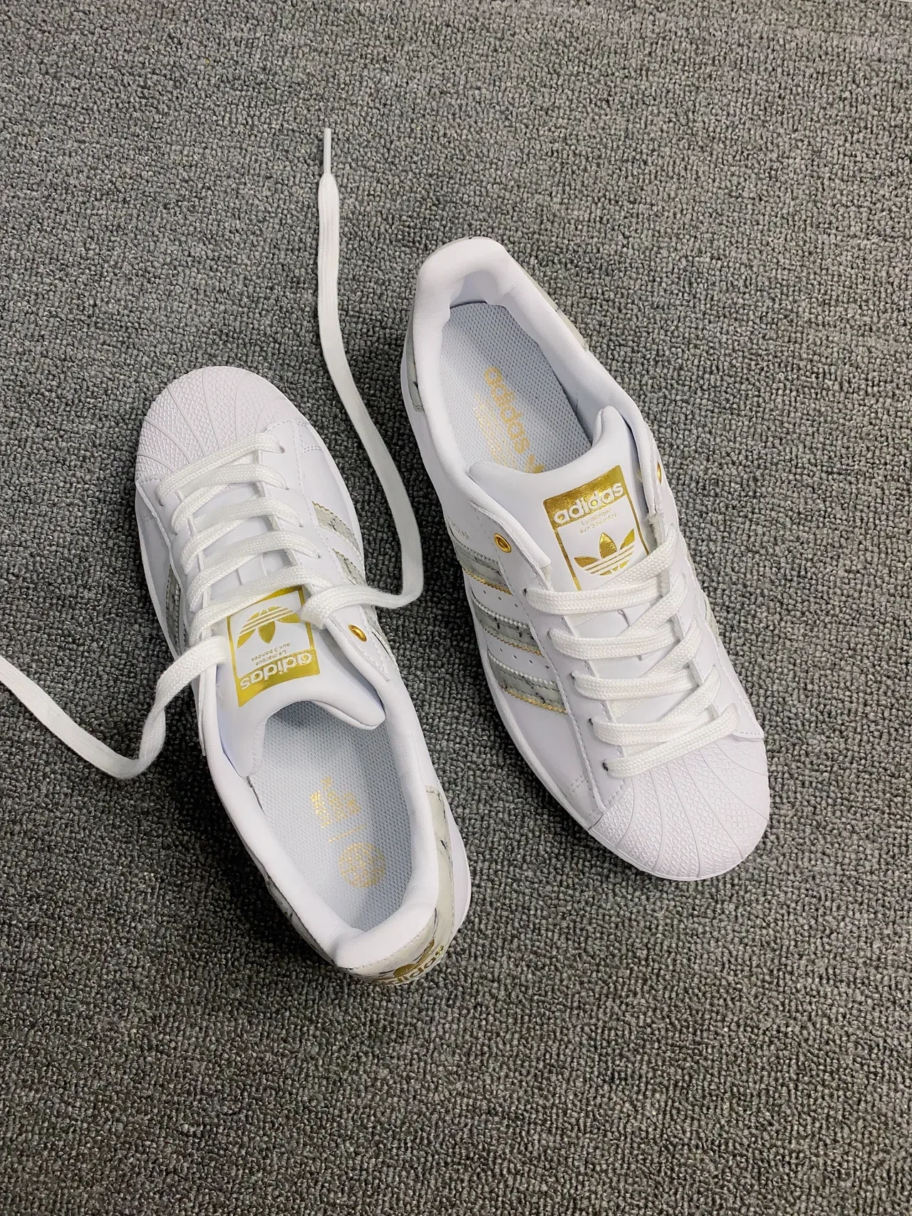 Adidas Superstar Chaussures Lifestyle Blanc et Or avec Rayures Marbrées 2