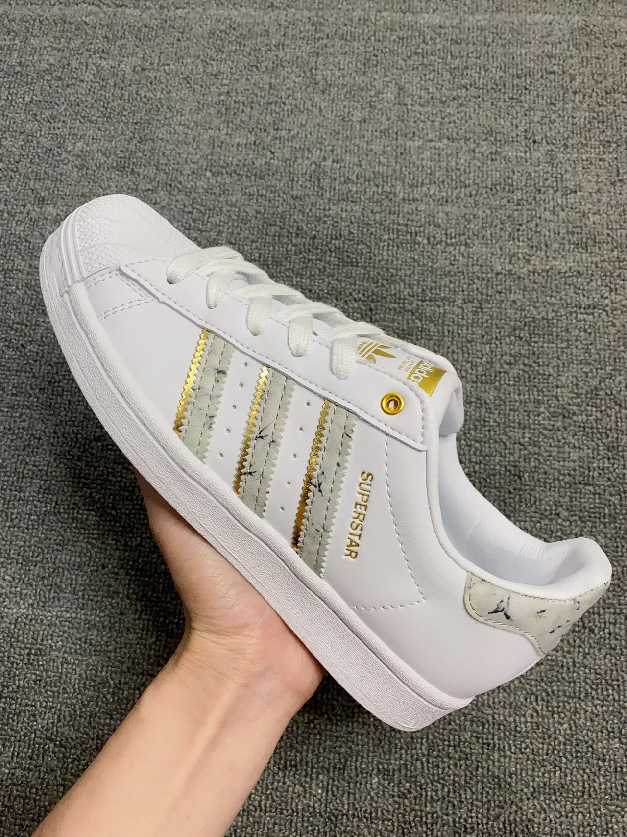 Adidas Superstar Chaussures Lifestyle Blanc et Or avec Rayures Marbrées 4
