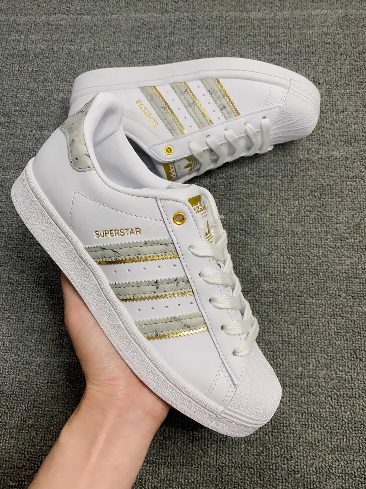Adidas Superstar Chaussures Lifestyle Blanc et Or avec Rayures Marbrées 5