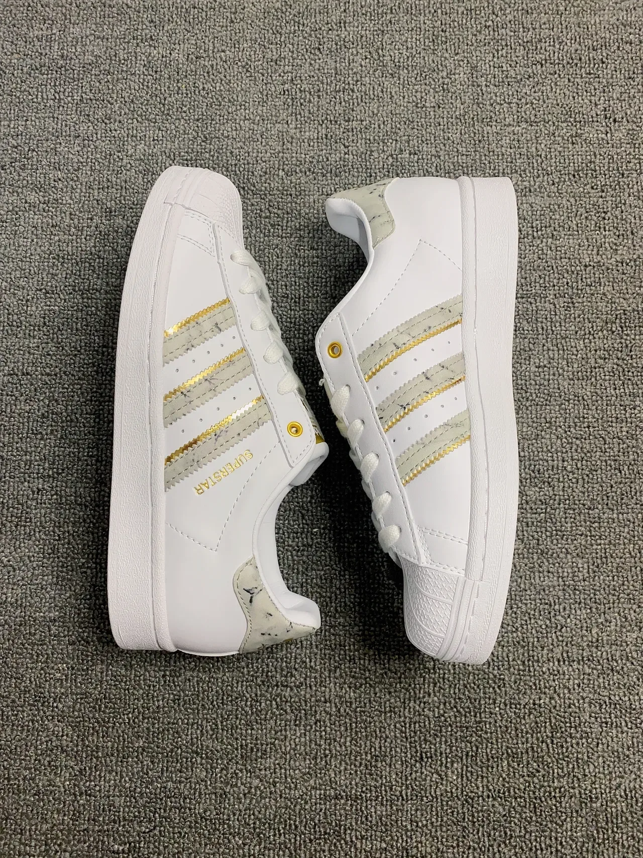 Adidas Superstar Chaussures Lifestyle Blanc et Or avec Rayures Marbrées 12