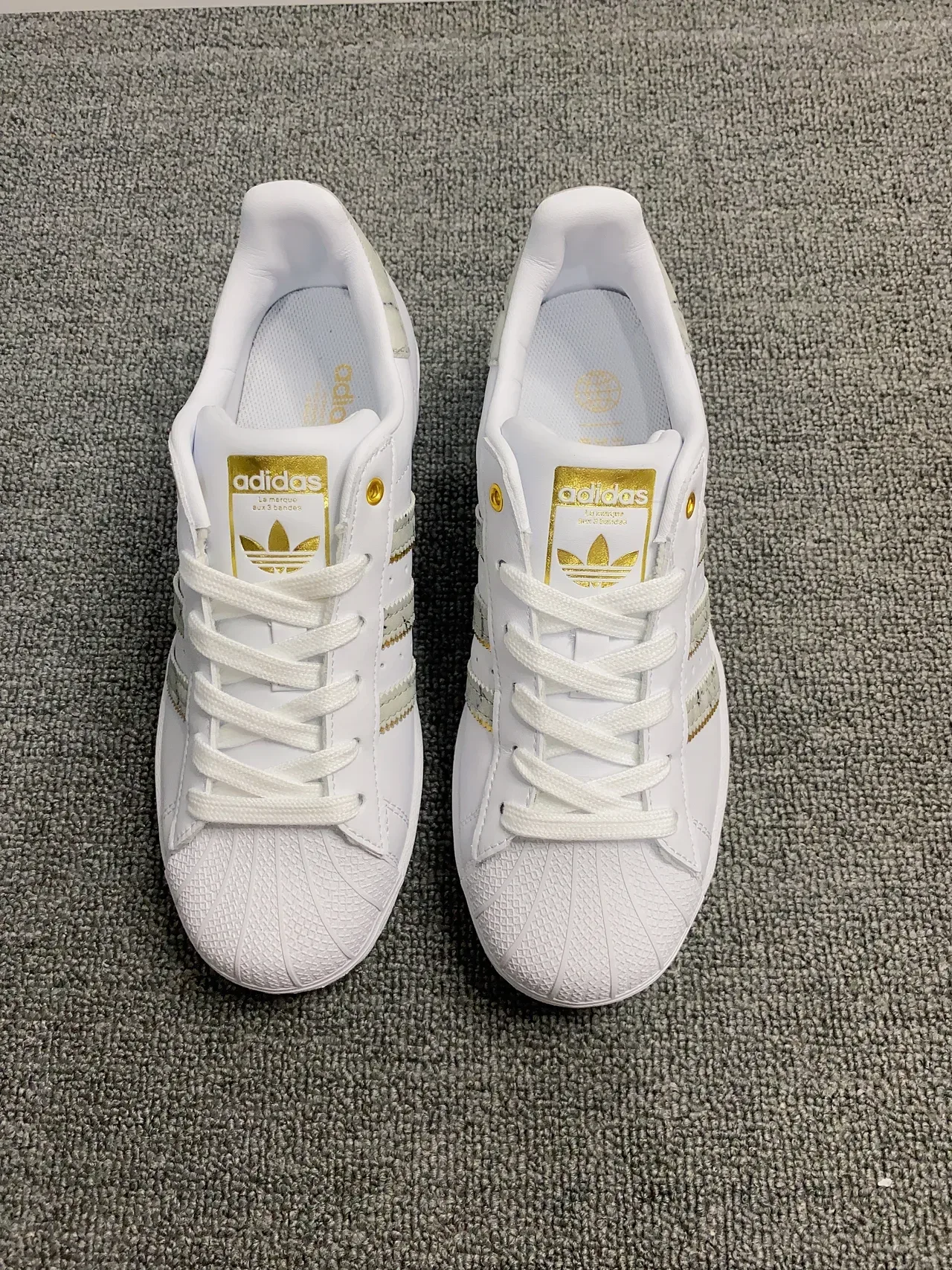 Adidas Superstar Chaussures Lifestyle Blanc et Or avec Rayures Marbrées 6