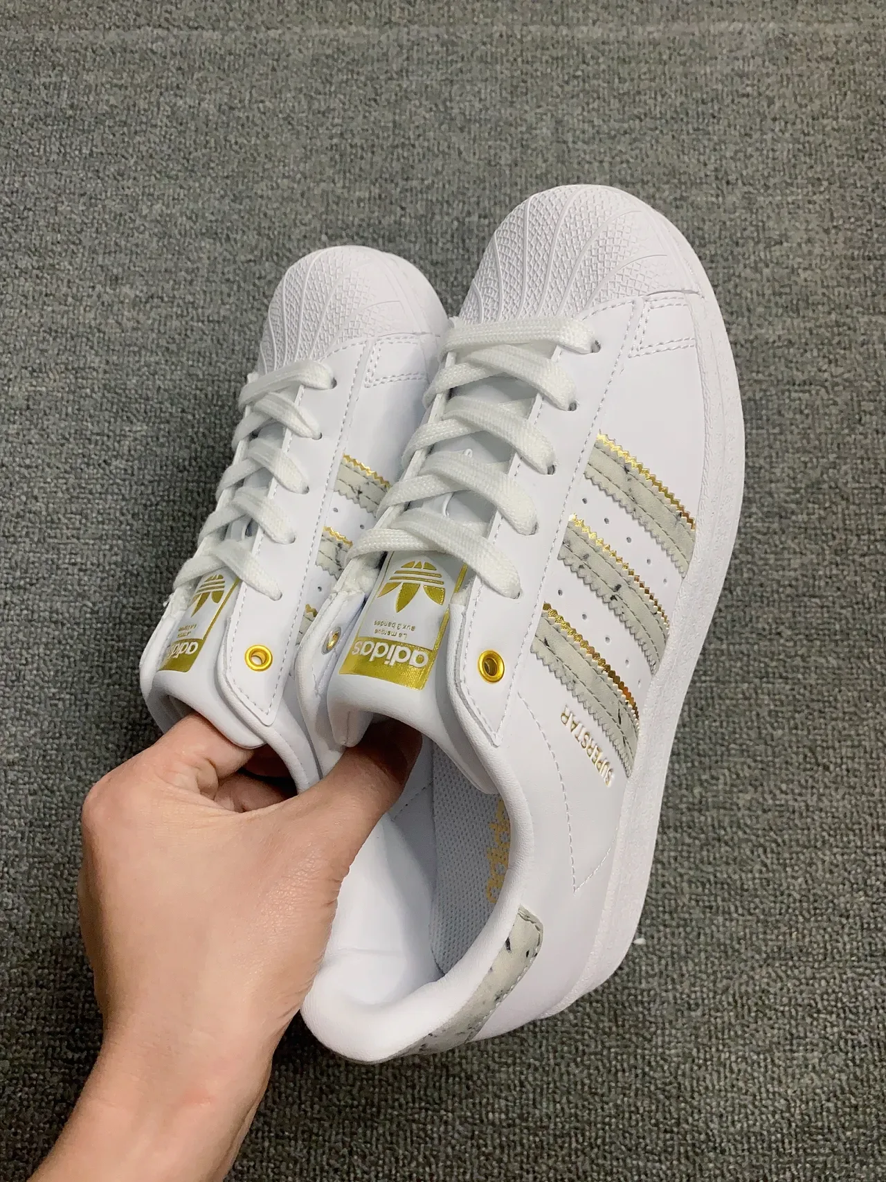 Adidas Superstar Chaussures Lifestyle Blanc et Or avec Rayures Marbrées 7