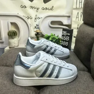 Adidas Superstar حذاء أبيض ومعدني فضي نمط حياة