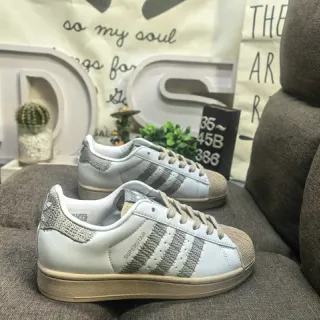 Adidas Superstar أحذية رياضية أبيض بيج ذات كعب الصدفة خطوط لامعة أسلوب حياة