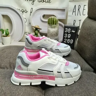 Adidas أحذية رياضية lifestyle بيضاء ووردية