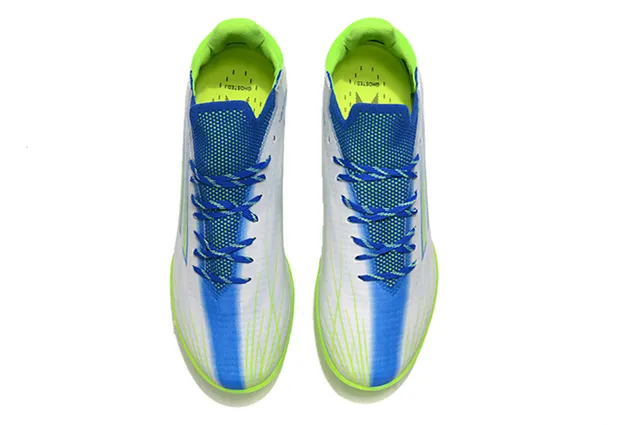 Adidas Zapatos de Fútbol Blancos y Azules de Perfil Bajo con Capa Superior de Sintético y Gráfica de Tira Diagonal para Césped Artificial 2