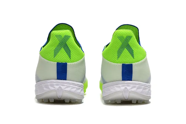 Adidas Zapatos de Fútbol Blancos y Azules de Perfil Bajo con Capa Superior de Sintético y Gráfica de Tira Diagonal para Césped Artificial 4