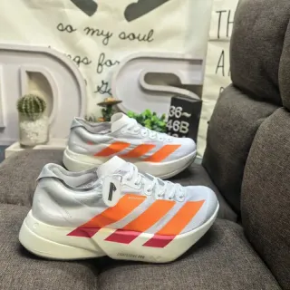 Adidas सफेद नारंगी लो-टॉप इंजीनियर मेश अपर रनिंग जूते