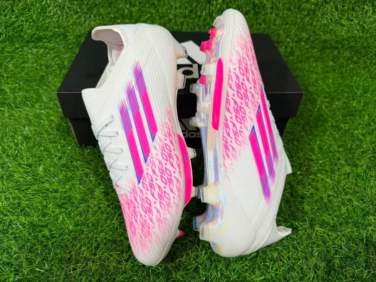 Adidas أحذية كرة القدم بيضاء وردية منخفضة القطع نصف الرجل upper شفاف TPU نعل أرضي ثابت 9