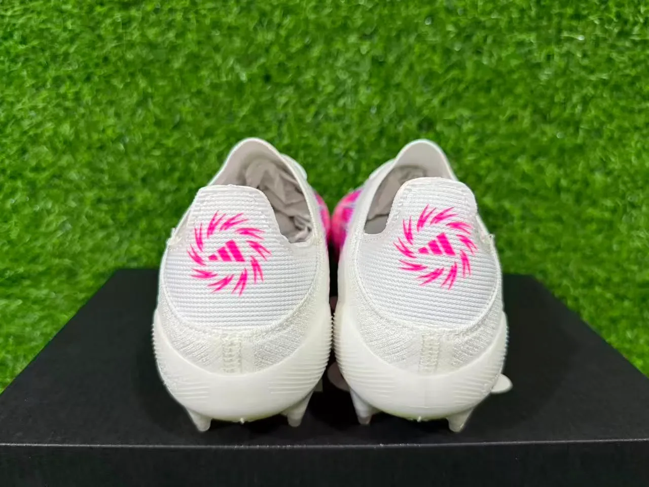 Adidas أحذية كرة القدم بيضاء وردية منخفضة القطع نصف الرجل upper شفاف TPU نعل أرضي ثابت 10