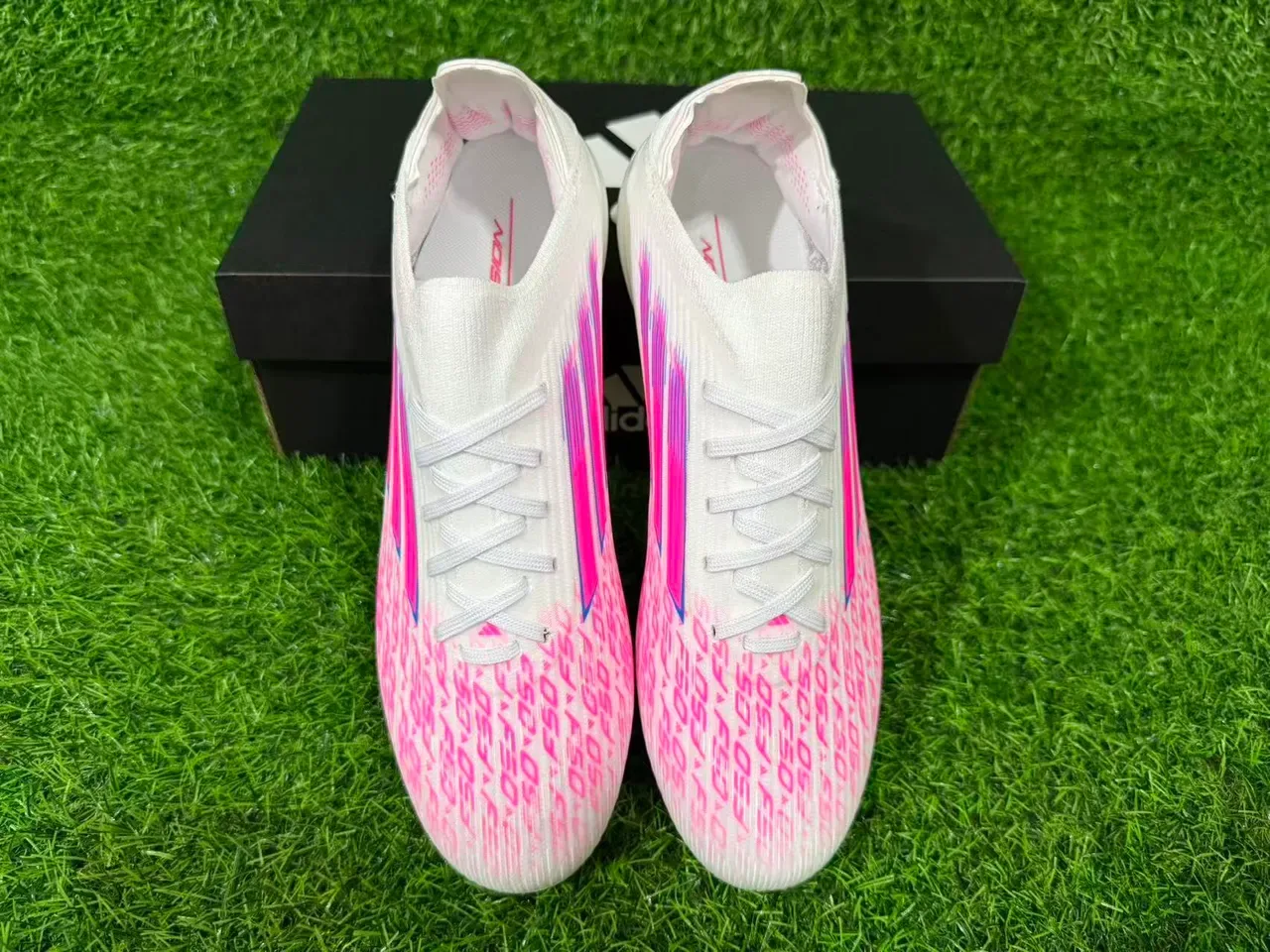 Adidas أحذية كرة القدم بيضاء وردية منخفضة القطع نصف الرجل upper شفاف TPU نعل أرضي ثابت 11