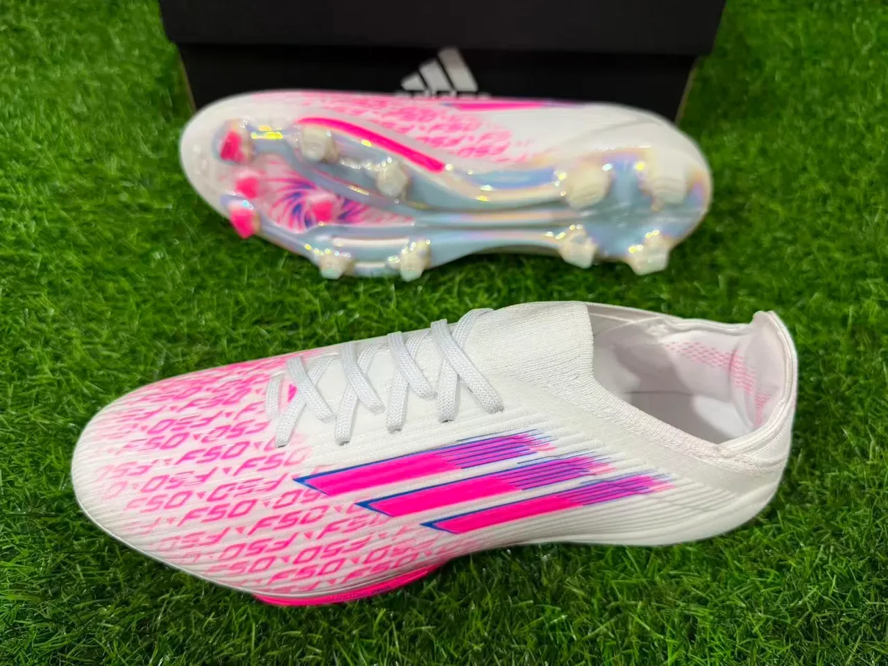 Adidas أحذية كرة القدم بيضاء وردية منخفضة القطع نصف الرجل upper شفاف TPU نعل أرضي ثابت 12