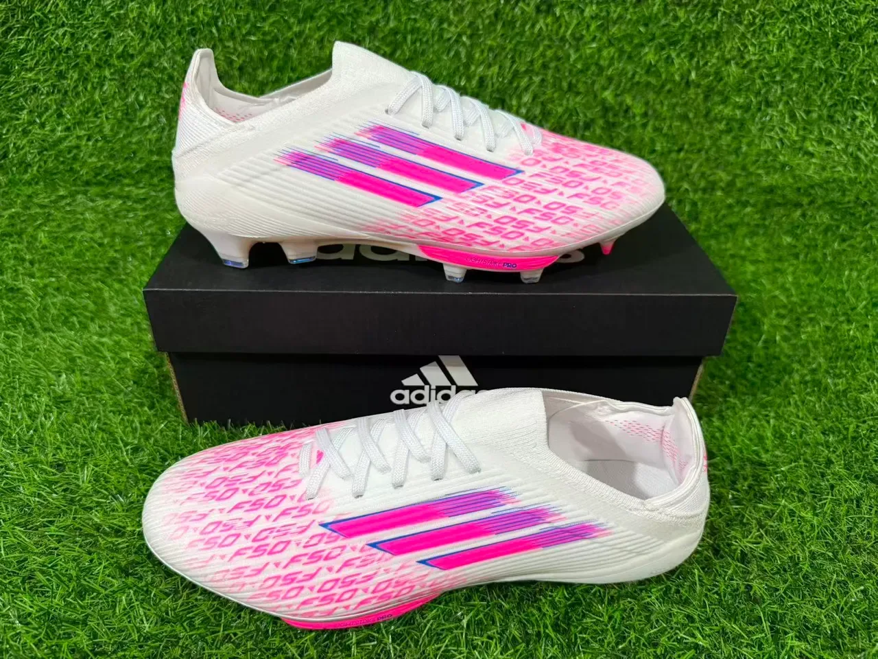 Adidas أحذية كرة القدم بيضاء وردية منخفضة القطع نصف الرجل upper شفاف TPU نعل أرضي ثابت 15