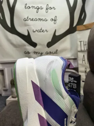 حذاء جري Adidas أبيض بنفسجي بجزء علوي من شبك متعدد الطبقات ومادة اصطناعية ونعل أوسط منحوت 3