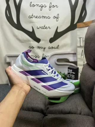 حذاء جري Adidas أبيض بنفسجي بجزء علوي من شبك متعدد الطبقات ومادة اصطناعية ونعل أوسط منحوت 5