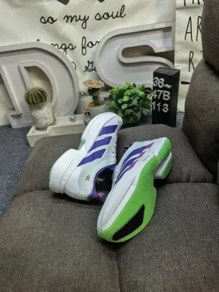 حذاء جري Adidas أبيض بنفسجي بجزء علوي من شبك متعدد الطبقات ومادة اصطناعية ونعل أوسط منحوت 6