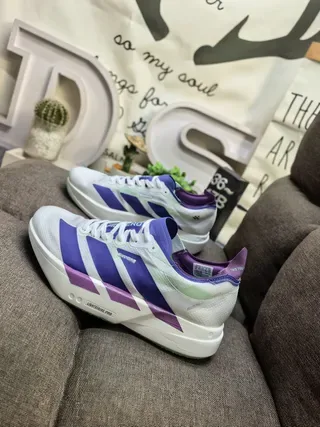 حذاء جري Adidas أبيض بنفسجي بجزء علوي من شبك متعدد الطبقات ومادة اصطناعية ونعل أوسط منحوت 7