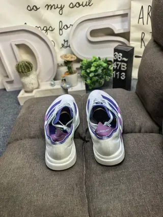 حذاء جري Adidas أبيض بنفسجي بجزء علوي من شبك متعدد الطبقات ومادة اصطناعية ونعل أوسط منحوت 8
