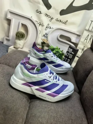 حذاء جري Adidas أبيض بنفسجي بجزء علوي من شبك متعدد الطبقات ومادة اصطناعية ونعل أوسط منحوت 9