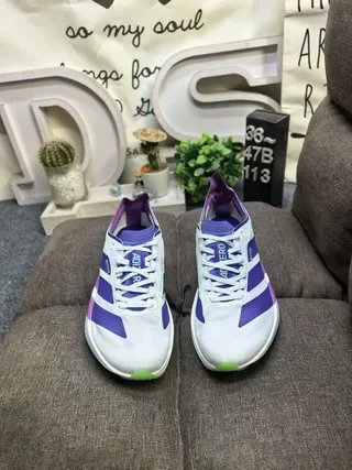 حذاء جري Adidas أبيض بنفسجي بجزء علوي من شبك متعدد الطبقات ومادة اصطناعية ونعل أوسط منحوت 10