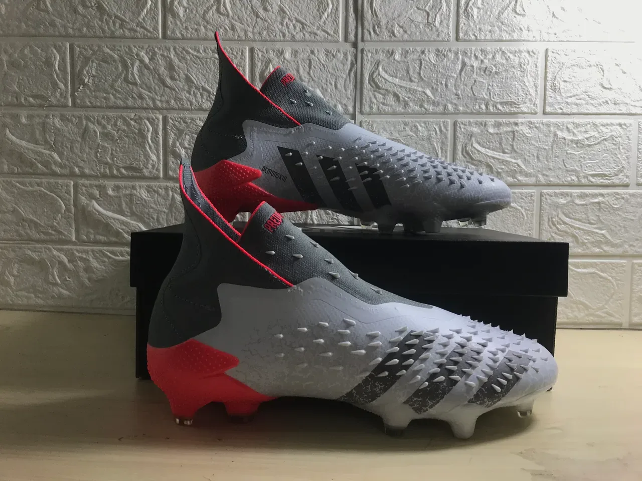 Adidas Zapatos de Fútbol Blancos Rojos Alto Corte Upper Texturizado para Terreno Firme 2