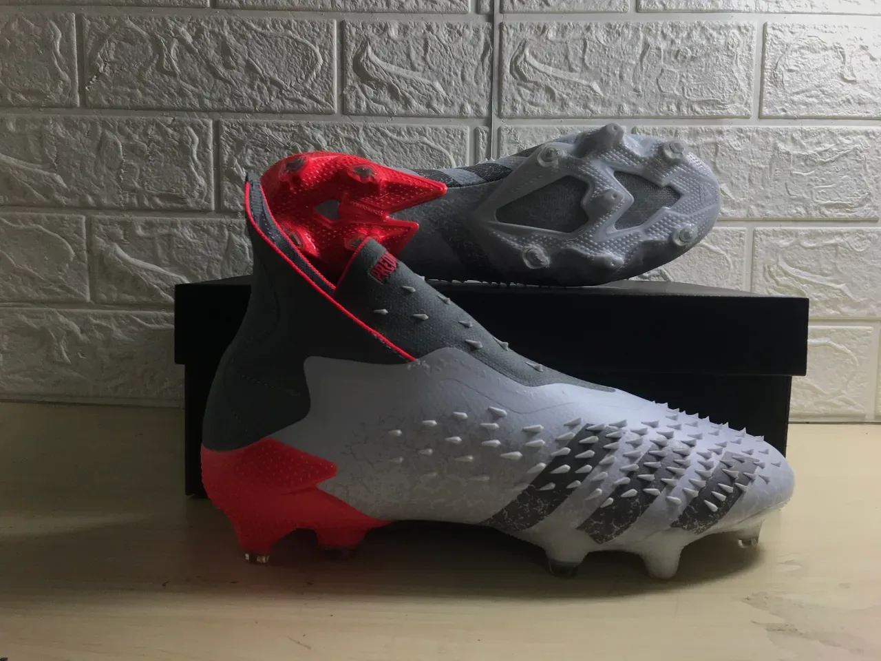 Adidas Zapatos de Fútbol Blancos Rojos Alto Corte Upper Texturizado para Terreno Firme 3