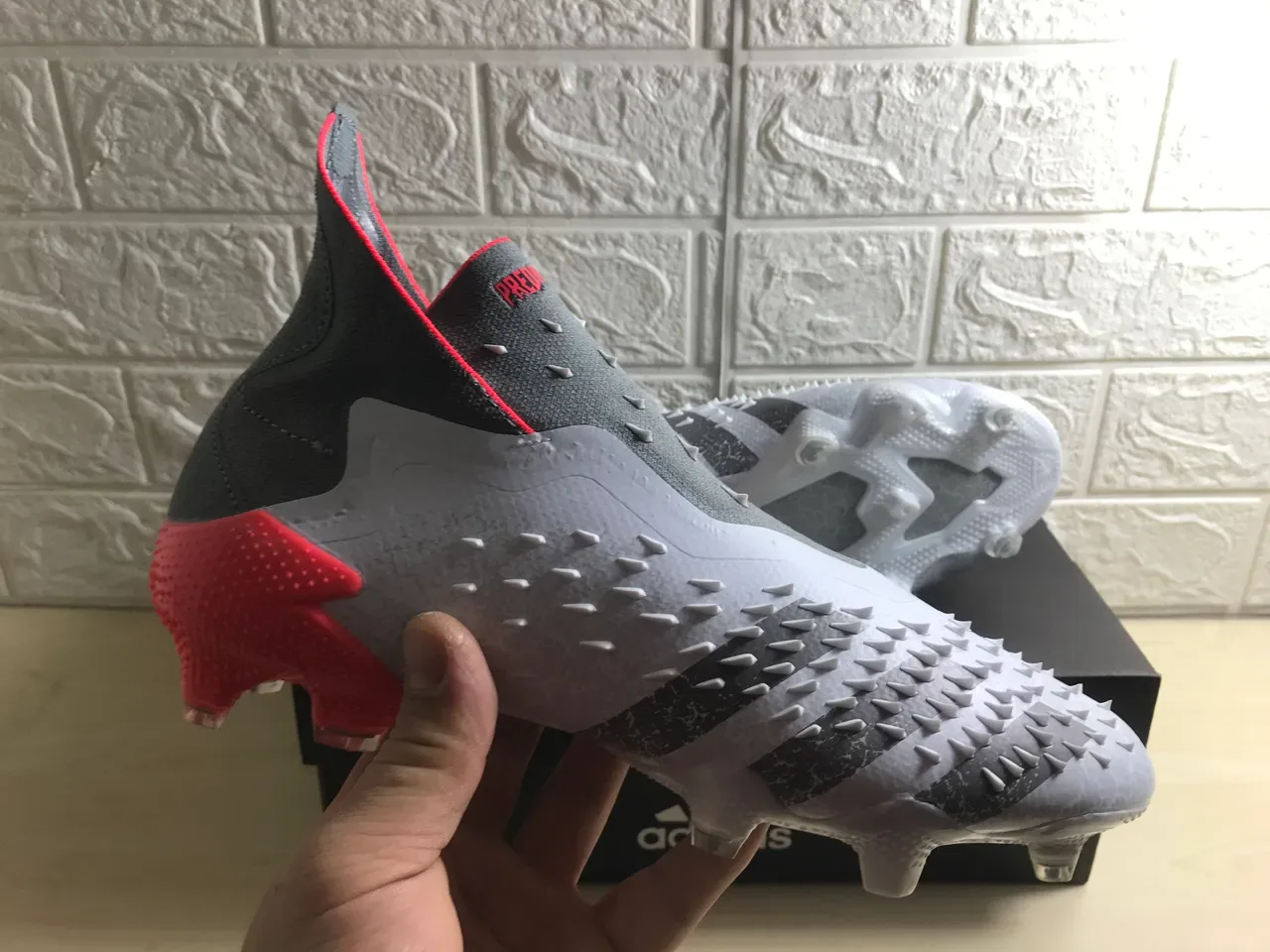 Adidas Zapatos de Fútbol Blancos Rojos Alto Corte Upper Texturizado para Terreno Firme 4