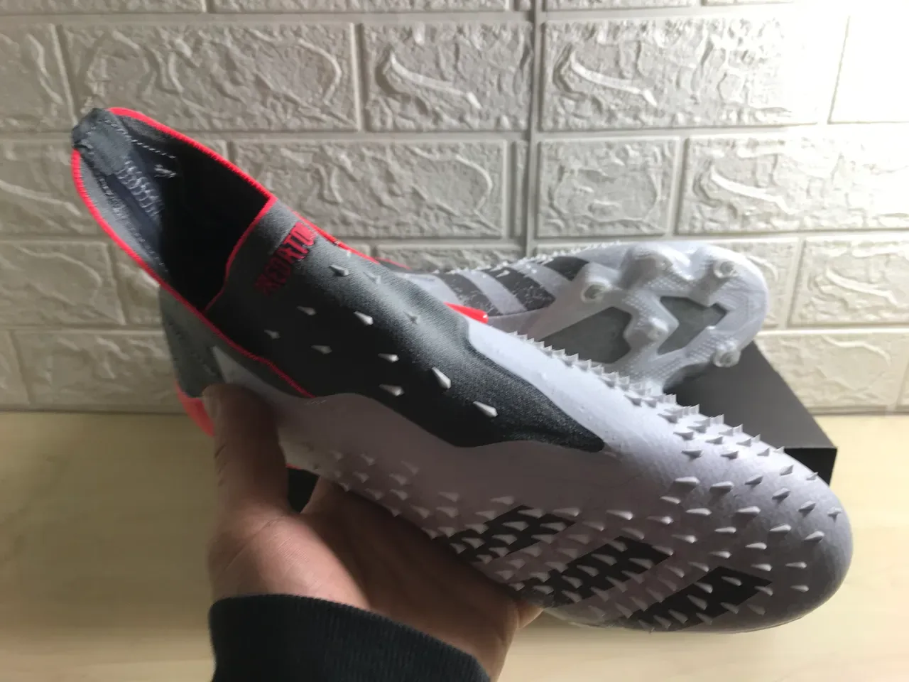 Adidas Zapatos de Fútbol Blancos Rojos Alto Corte Upper Texturizado para Terreno Firme 5