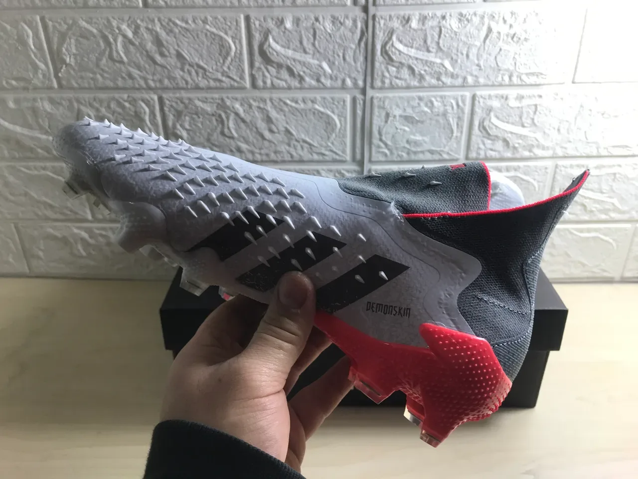 Adidas Zapatos de Fútbol Blancos Rojos Alto Corte Upper Texturizado para Terreno Firme 6