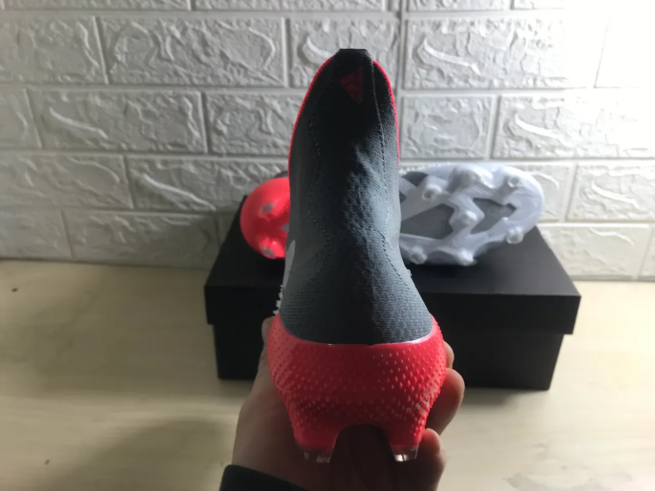 Adidas Zapatos de Fútbol Blancos Rojos Alto Corte Upper Texturizado para Terreno Firme 7