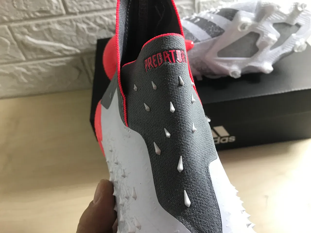 Adidas Zapatos de Fútbol Blancos Rojos Alto Corte Upper Texturizado para Terreno Firme 8