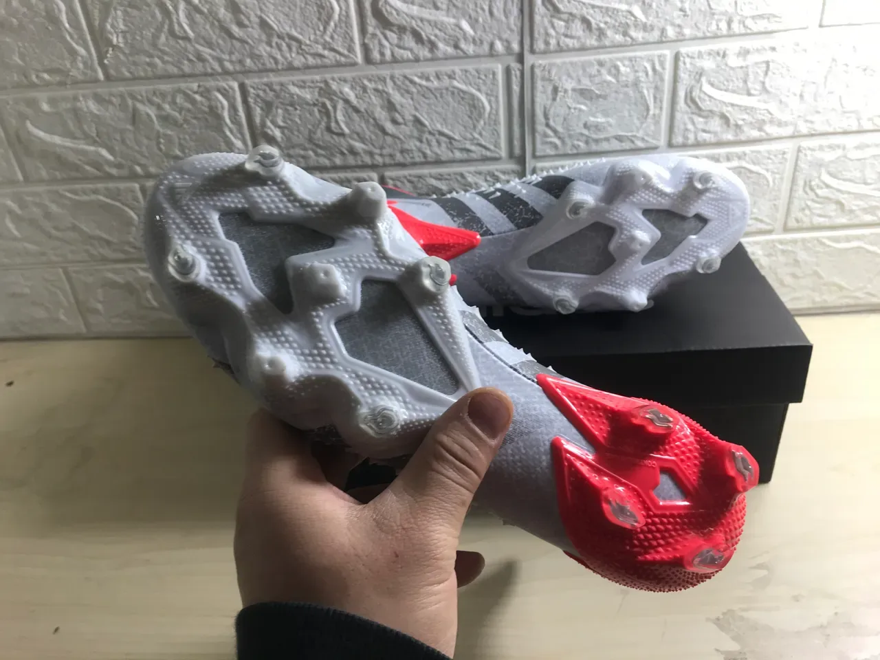 Adidas Zapatos de Fútbol Blancos Rojos Alto Corte Upper Texturizado para Terreno Firme 9