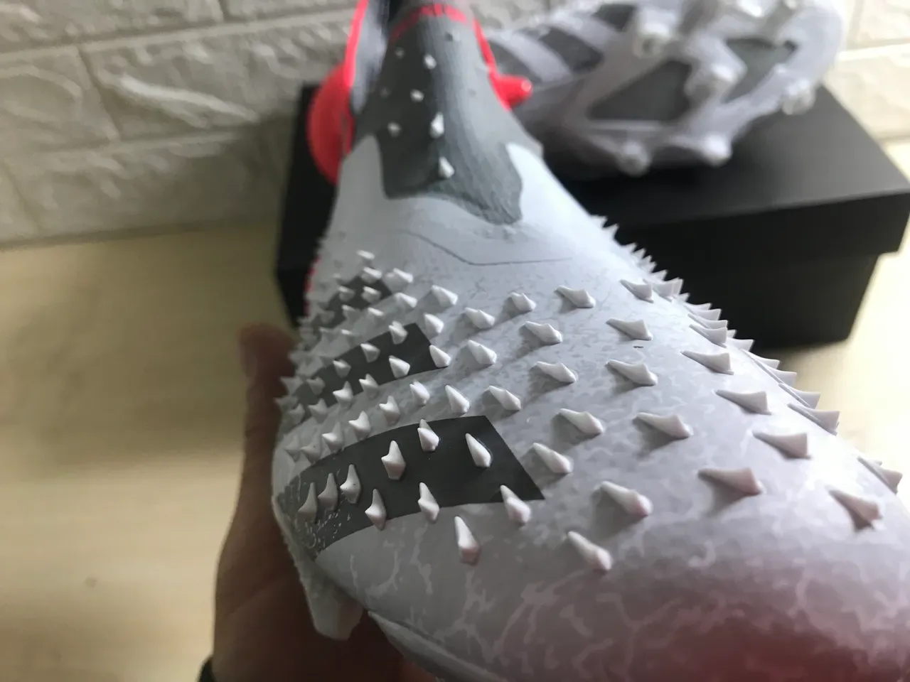 Adidas Zapatos de Fútbol Blancos Rojos Alto Corte Upper Texturizado para Terreno Firme 10