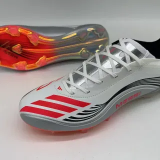 Adidas أحذية كرة القدم بيضاء وحمراء منخفضة القطعة من السطح الاصطناعي مع ربط غير متماثل وأرضية صلبة