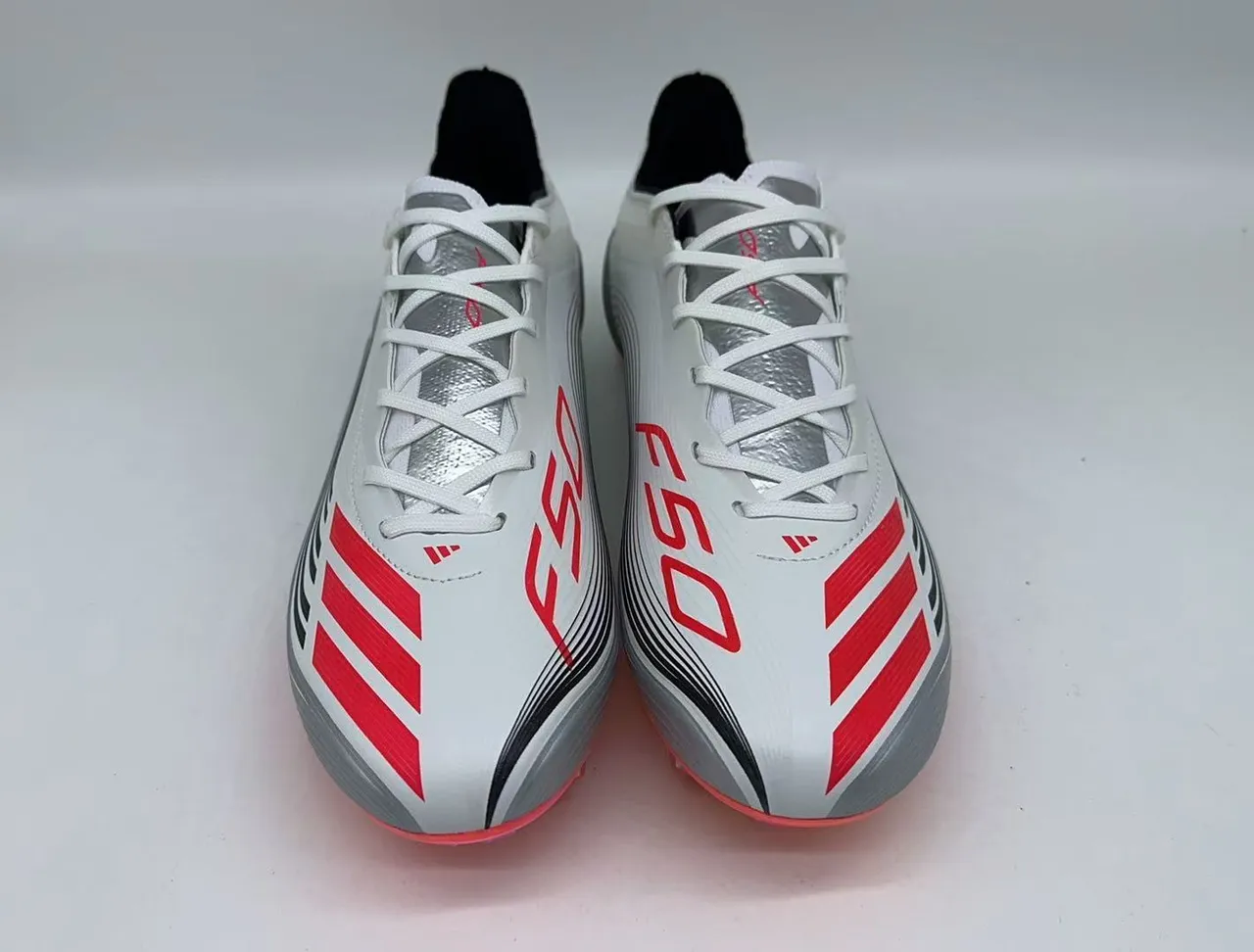 Adidas সাদা লাল লো-কাট সিন্থেটিক আপার অ্যাসিমেট্রিক্যাল লেসিং ফার্ম-গ্রাউন্ড সকার শু 4