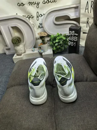 Adidas أبيض أصفر شبكة مهندسة علوة مصقولة كعب رولكر وسطي حذاء جري 8