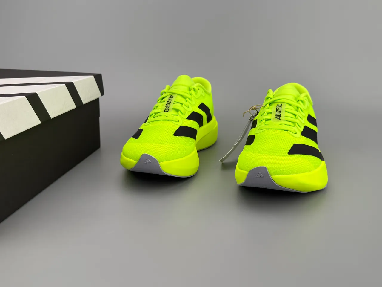 Adidas Chaussures de course avec tige en maille neon jaune noir, branding de trois bandes 3