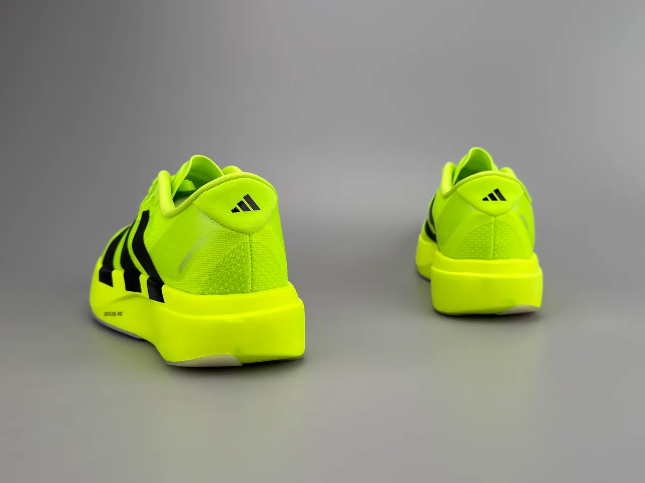 Adidas Chaussures de course avec tige en maille neon jaune noir, branding de trois bandes 6