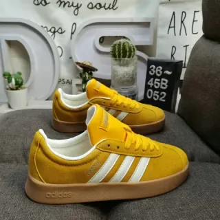 Adidas أحذية رياضية أسلوب حياة أصفر أبيض سويدي مع لوحة جانبية ثلاث خطوط