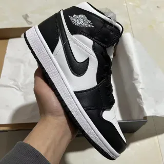 Air Jordan 1 黑色和白色皮革高帮篮球鞋