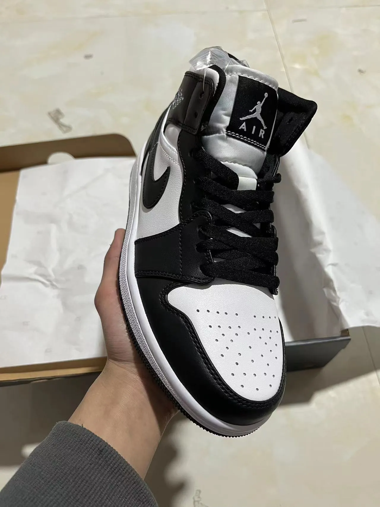 Air Jordan 1 Chaussures de Basketball en Cuir Noir et Blanc Hautes 2