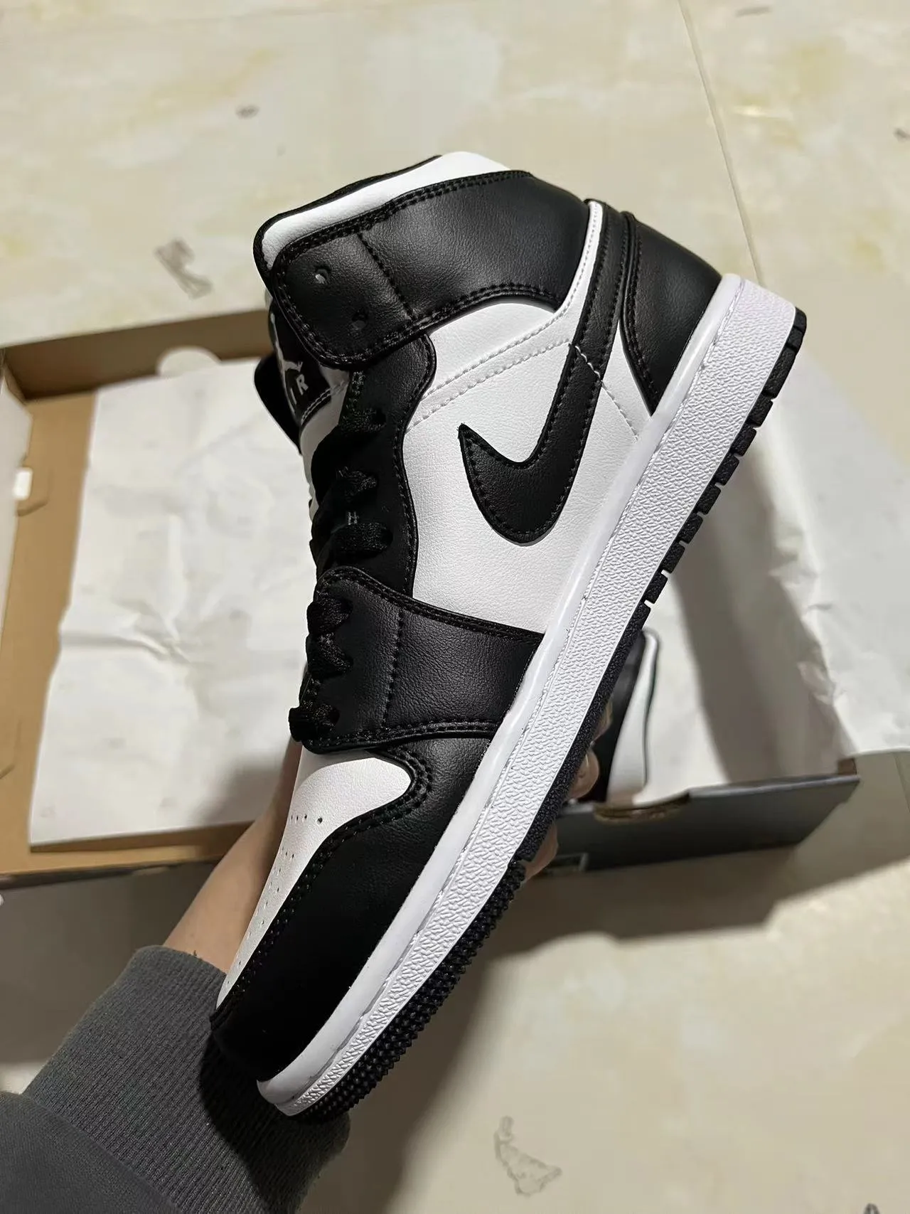 Air Jordan 1 Chaussures de Basketball en Cuir Noir et Blanc Hautes 4