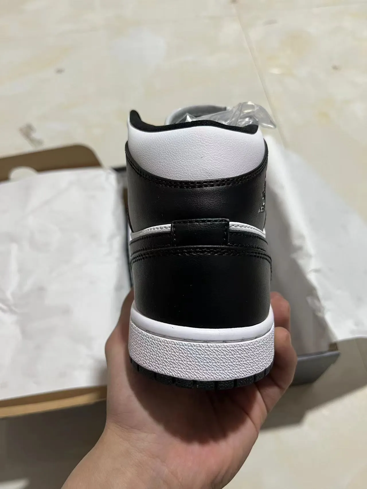 Air Jordan 1 Chaussures de Basketball en Cuir Noir et Blanc Hautes 6