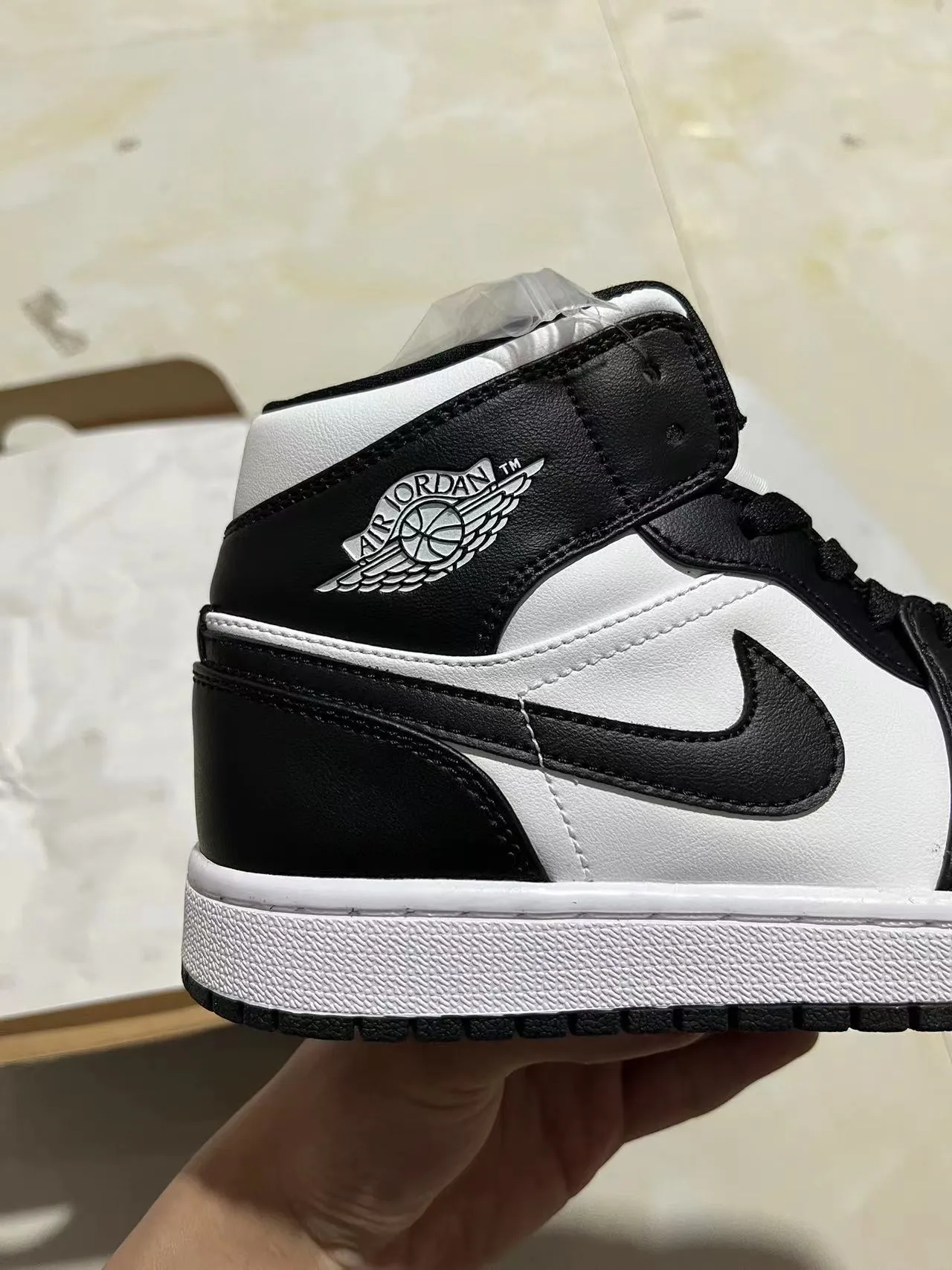 Air Jordan 1 Chaussures de Basketball en Cuir Noir et Blanc Hautes 7