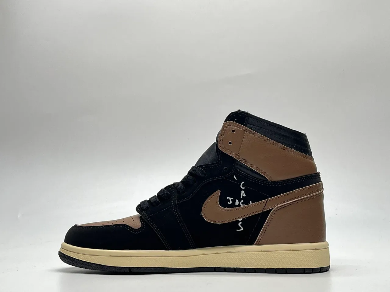 Zapatillas de baloncesto Air Jordan 1 negro, tostado y crema 3