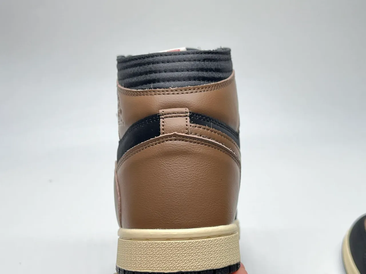 Zapatillas de baloncesto Air Jordan 1 negro, tostado y crema 5