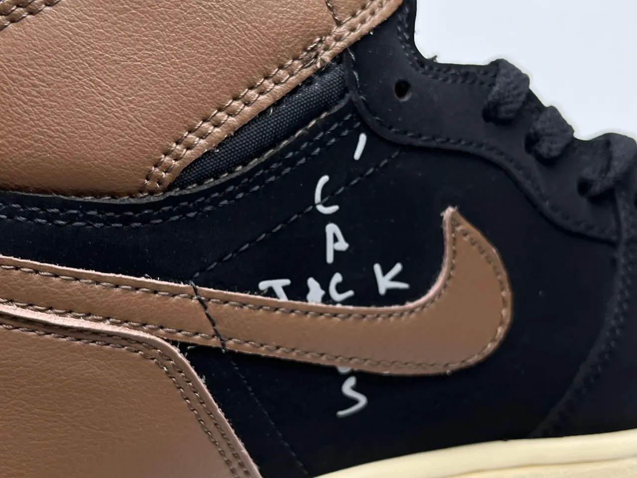 Zapatillas de baloncesto Air Jordan 1 negro, tostado y crema 6