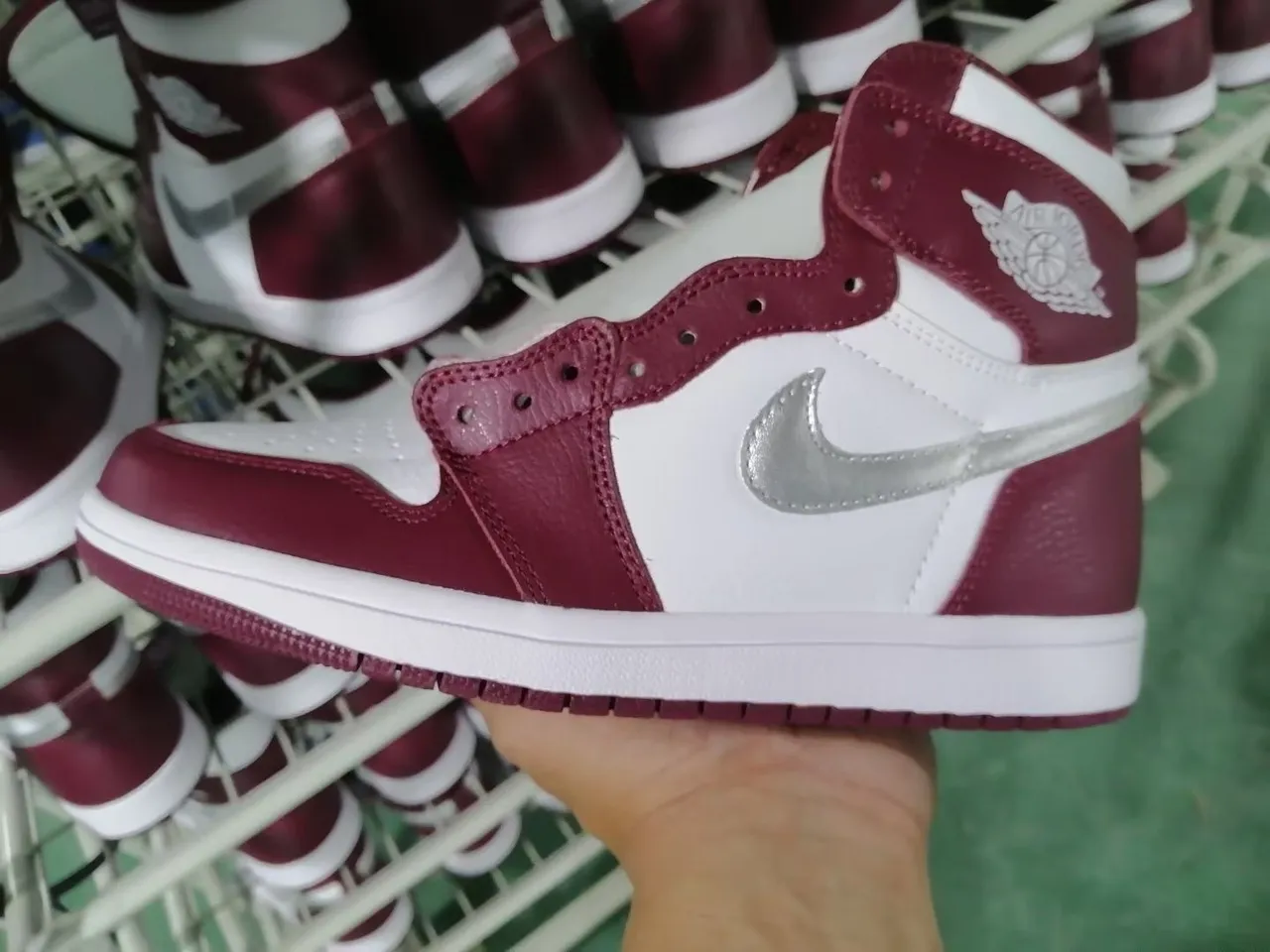 Air Jordan 1 বার্গান্ডি এবং সাদা ধাতবিক রূপালী বাস্কেটবল জুতা 2