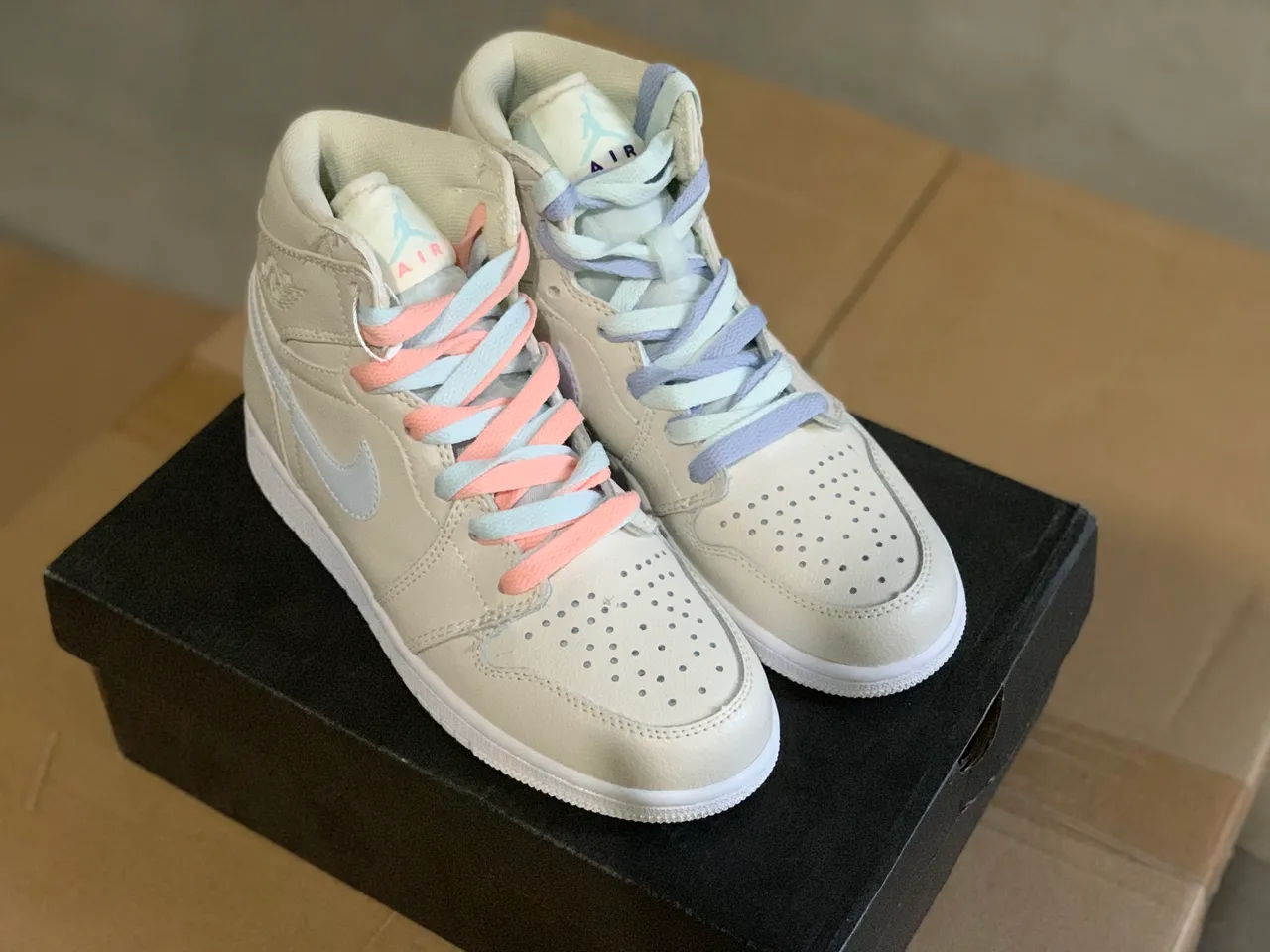 Tênis de basquete com cadarço Air Jordan 1 High bege pastel 2