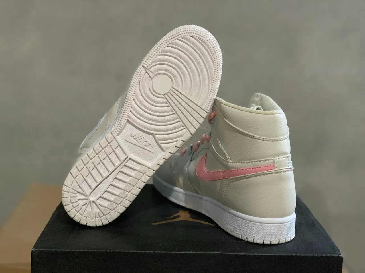 Tênis de basquete com cadarço Air Jordan 1 High bege pastel 3